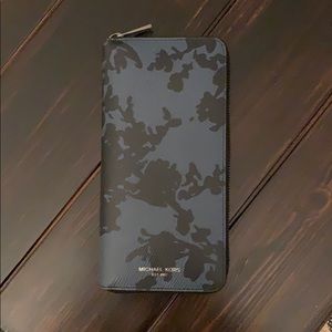 NWOT Men’s Michael Kors Zip around wallet